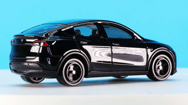 リアのダックテール形状と塗装で再現されたリアのコンビランプ！