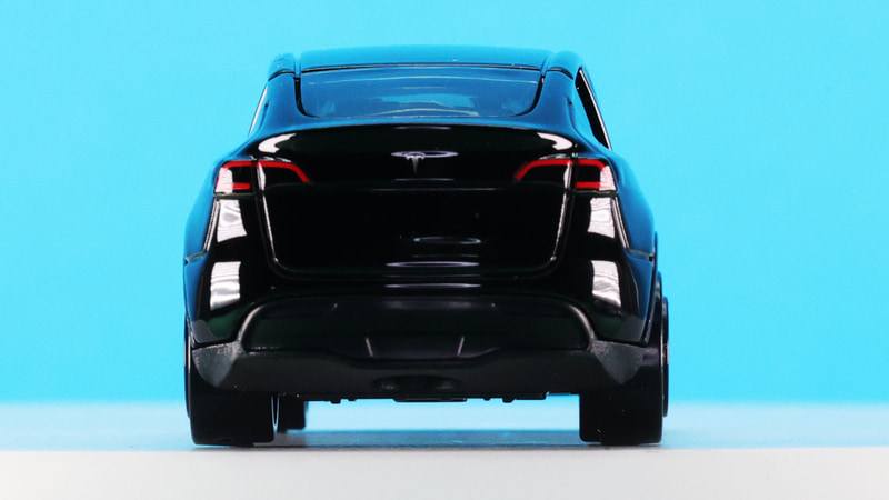 SUVらしさも醸し出す前後フェンダーアーチも再現されています