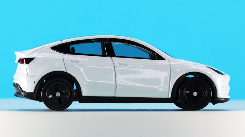 SUVらしさも醸し出す前後フェンダーアーチも再現されています