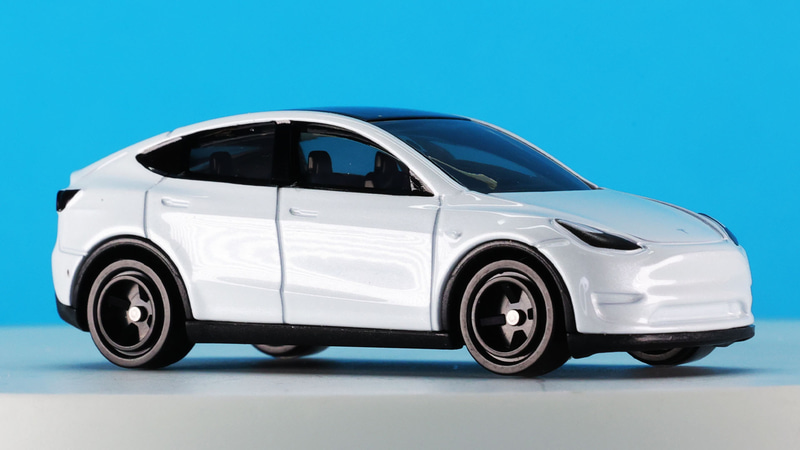 ホワイトのカラーリングはテスラをイメージさせ、各部ディテールを絶妙に浮き立たせています
