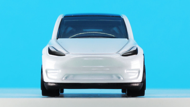 フロント下部のエアロ形状のディテールも浮かび上がります