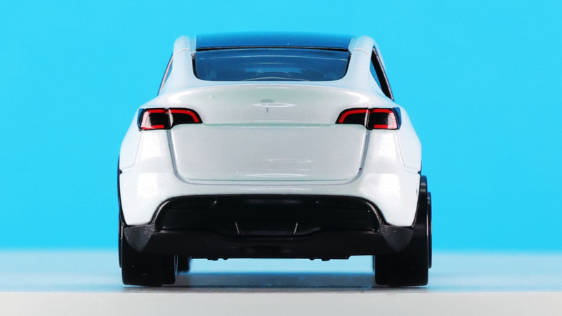 リアのダックテールの下にもテスラ社のロゴがプリント！