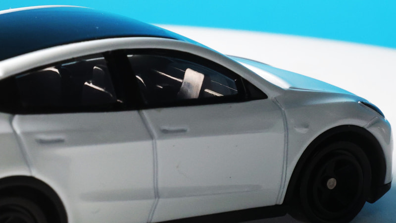 車内のモニターが縦画面になっているのがわかります