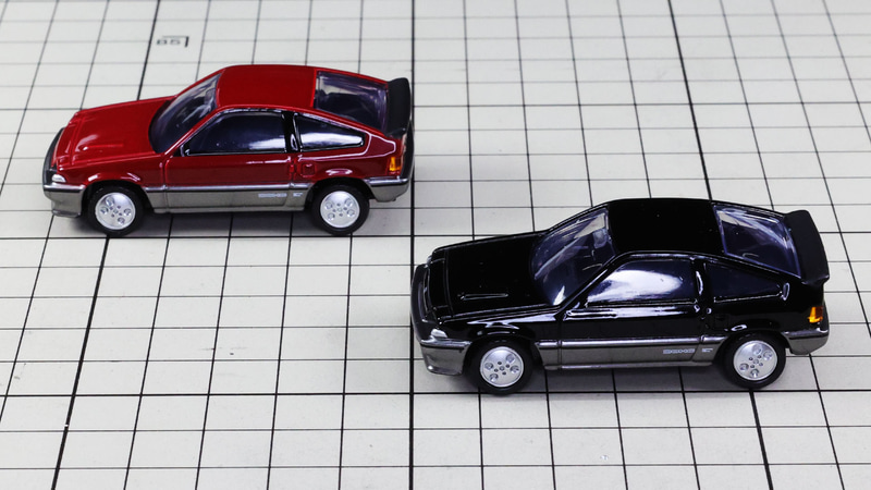 サイド：きびきび走りそうなコンパクトなボディを再現！