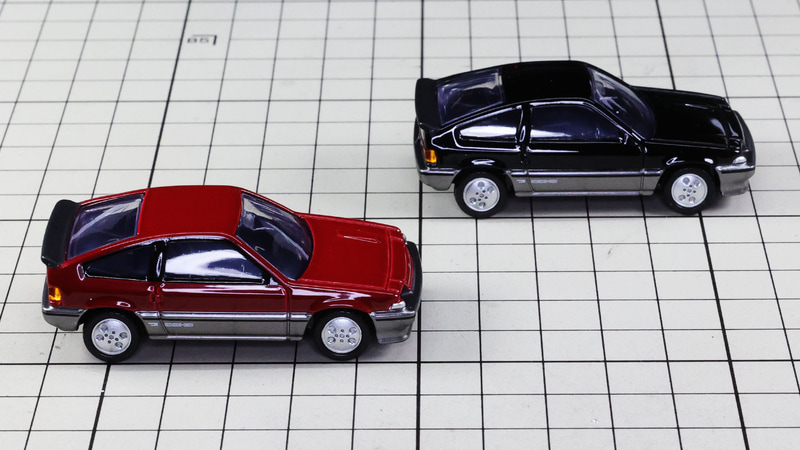 リア：ストンと断ち切られたようなハッチバックスタイル