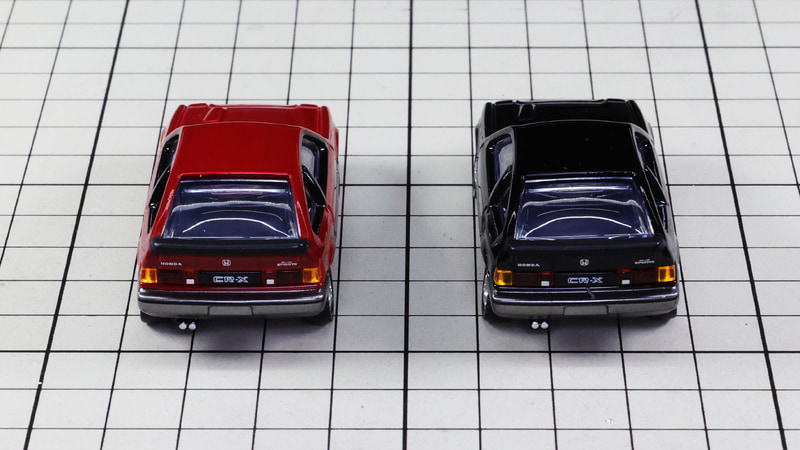 リア：ストンと断ち切られたようなハッチバックスタイル