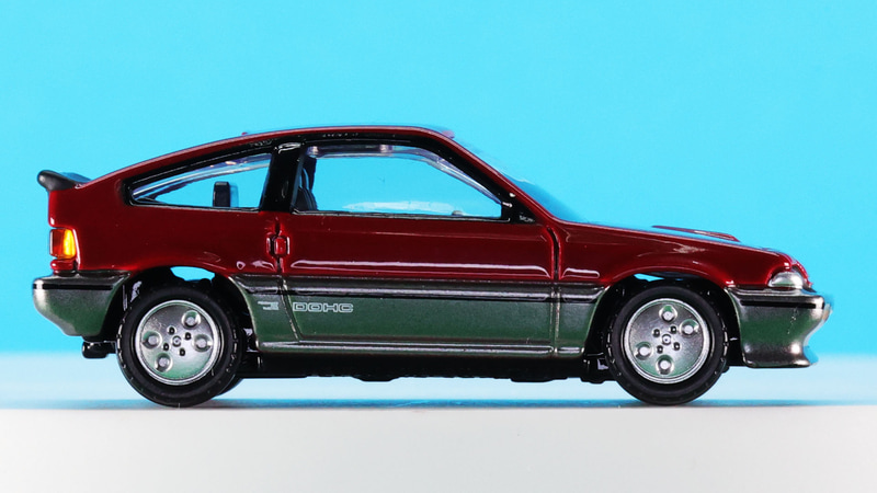 無駄と思えるものを極力排除したようなスタイリング