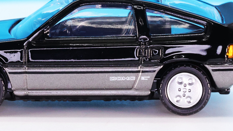 サイドの“DOHC”等のロゴをプリントしています