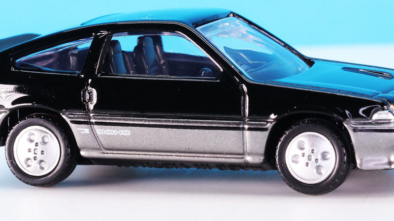 フロントのヘッドライトはクリアー、灯火類を塗装で細かく再現しています