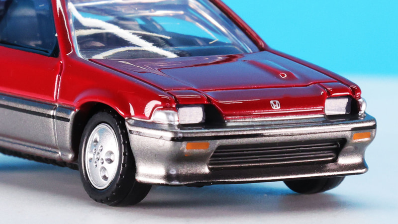 フロントのヘッドライトはクリアー、灯火類を塗装で細かく再現しています