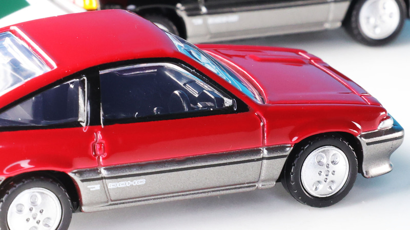 特徴的な角ばったメーターフードも再現されています