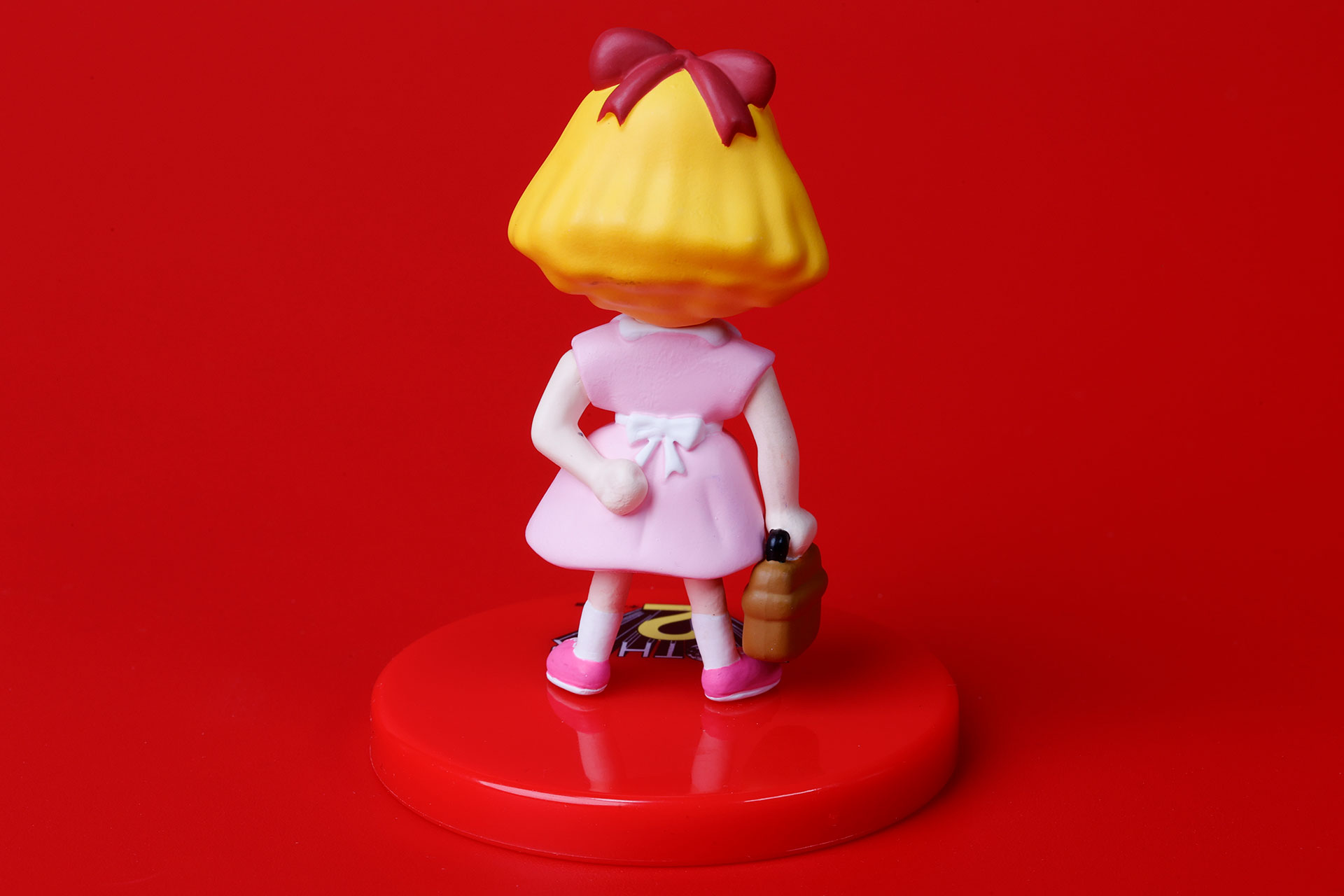 ドレスには白いリボンが付けられている