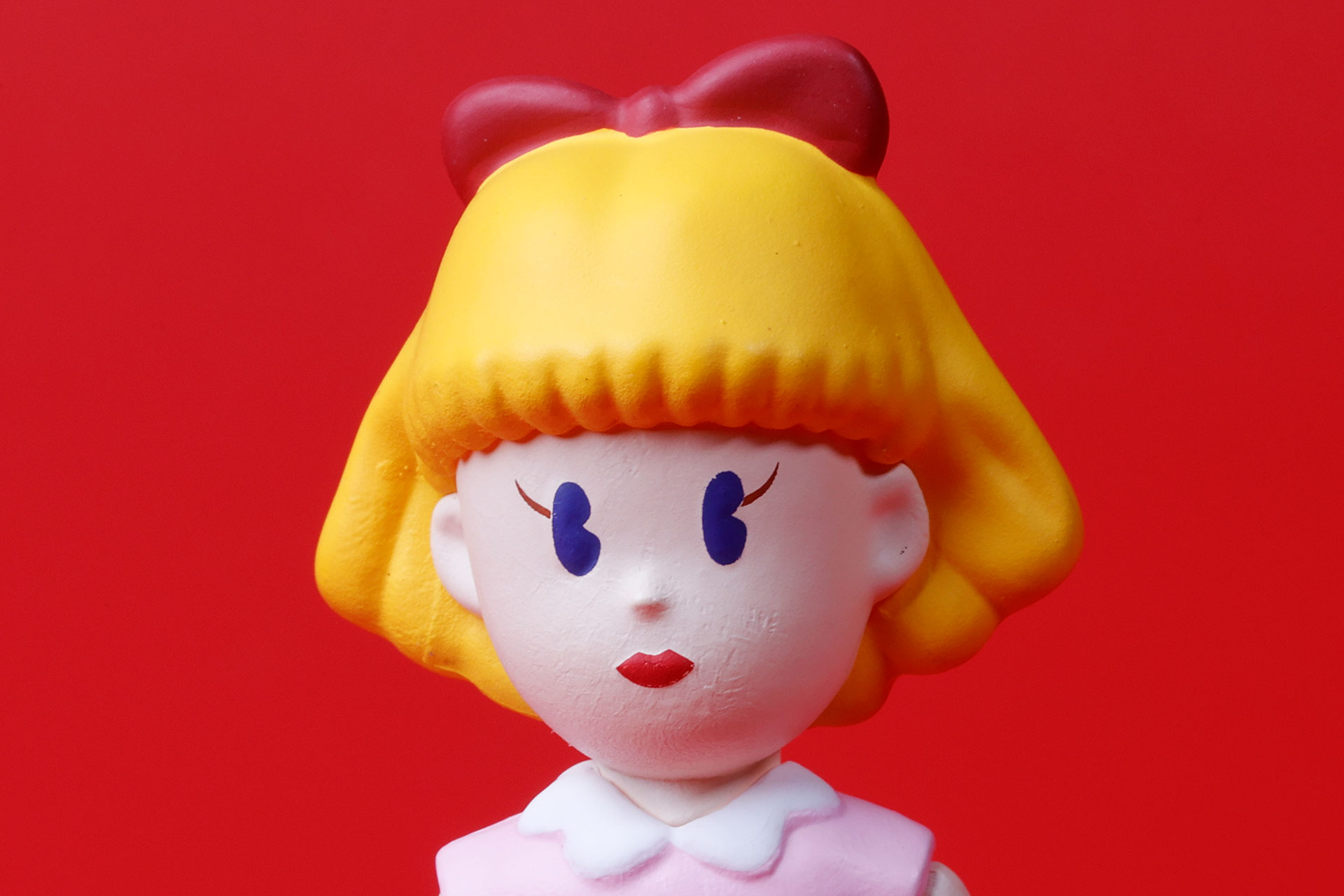 青い瞳と茶色いまつげもそのままだ