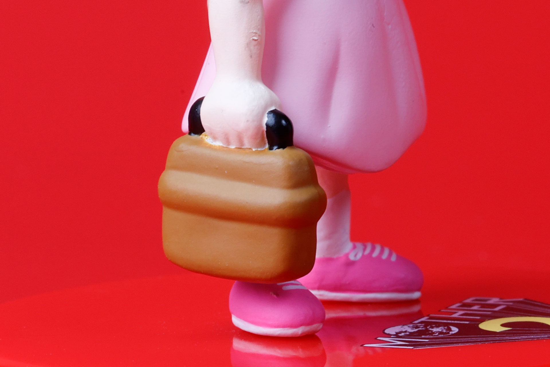 片方の手にはピクニックバスケットを持っている