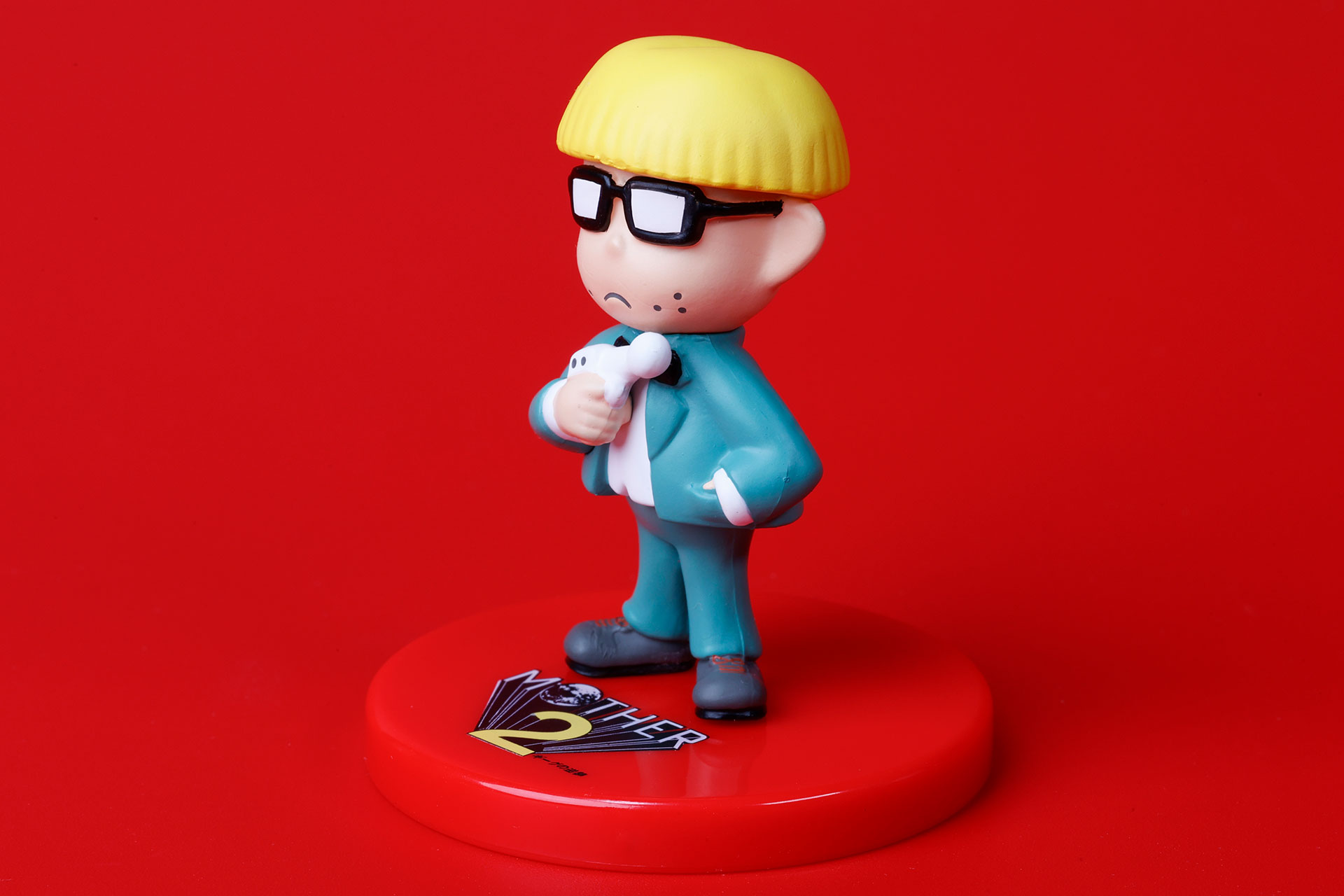 銃を持った姿は、まるでスパイ映画の主役のようだ