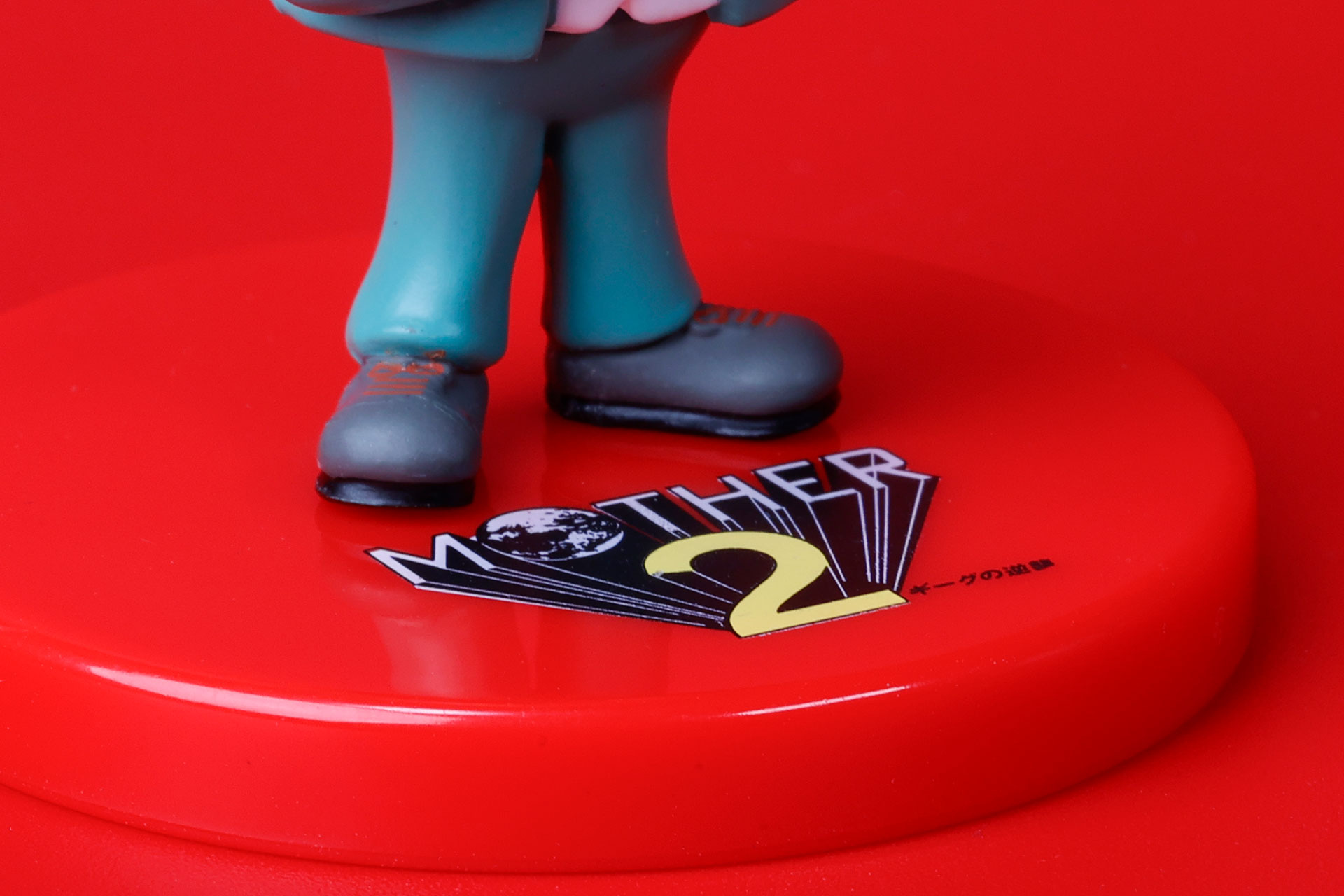 台座には「MOTHER2 ギーグの逆襲」のロゴがプリントされている