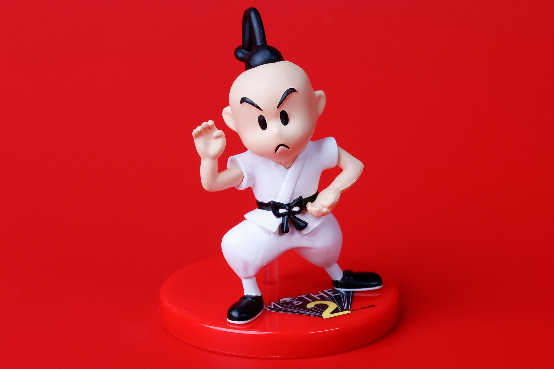 ポーズは少し愛嬌がある