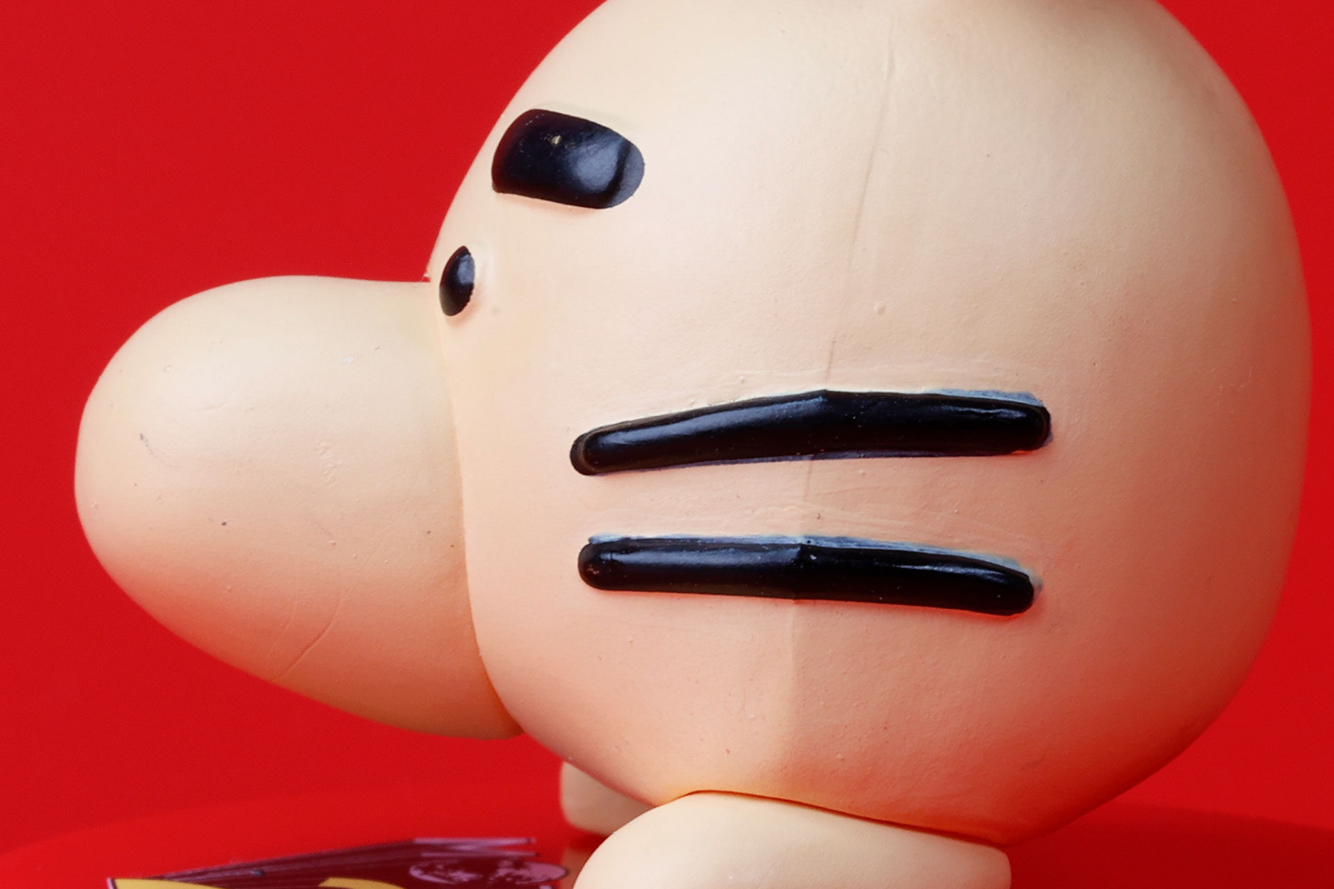 動物のような長いひげも生えている