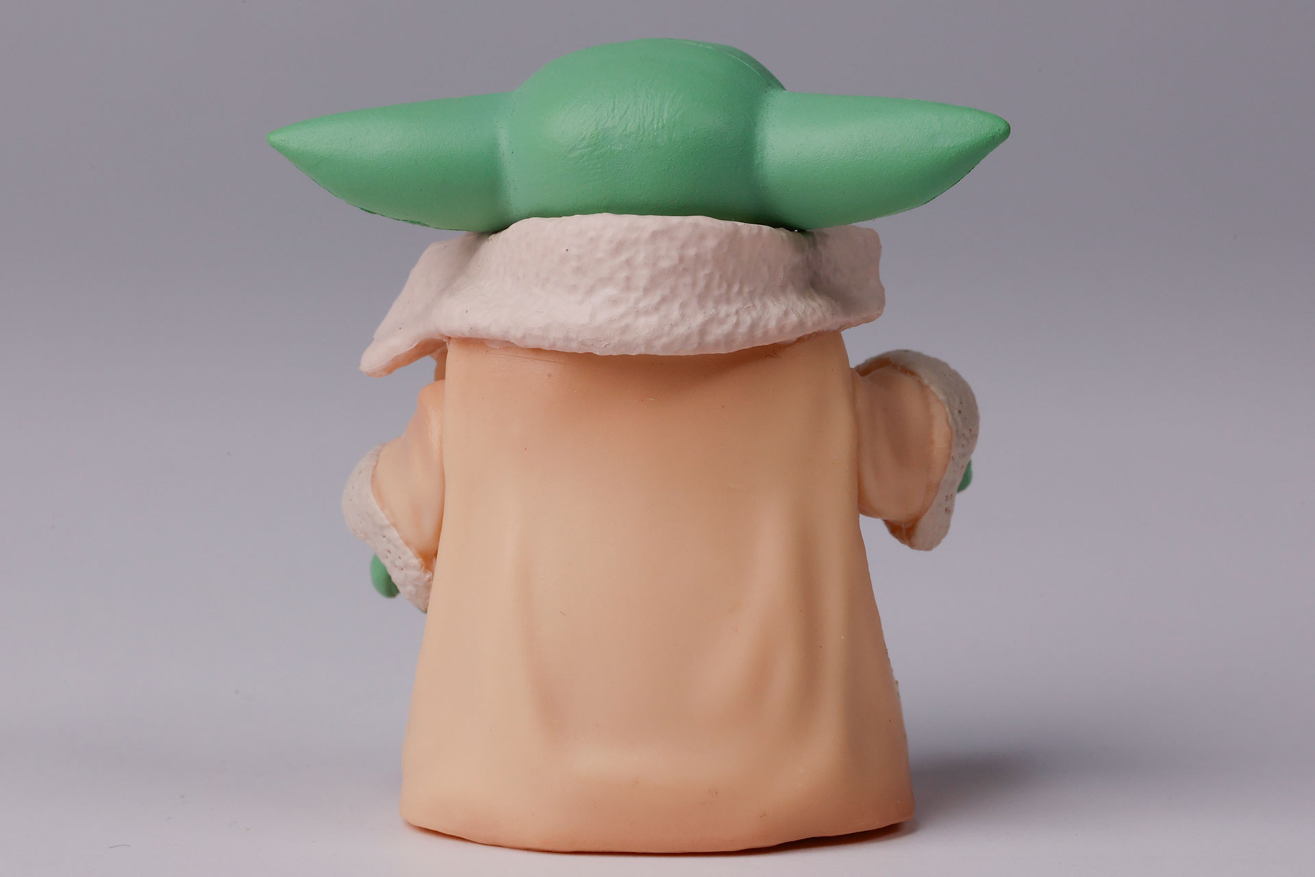 緑の体の色と服の色合いが似合っている