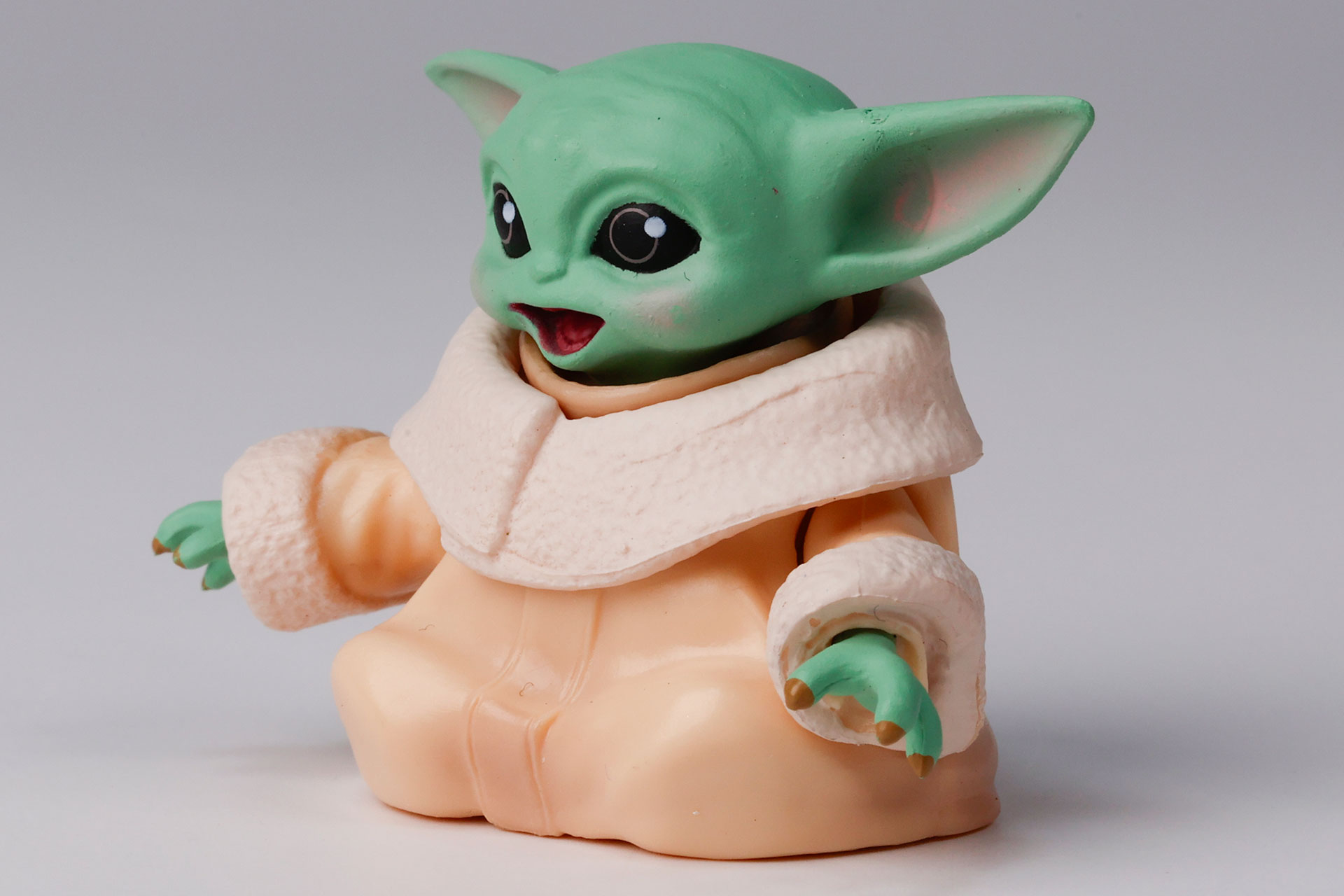 頬や耳の辺りは少し色が薄くなっている