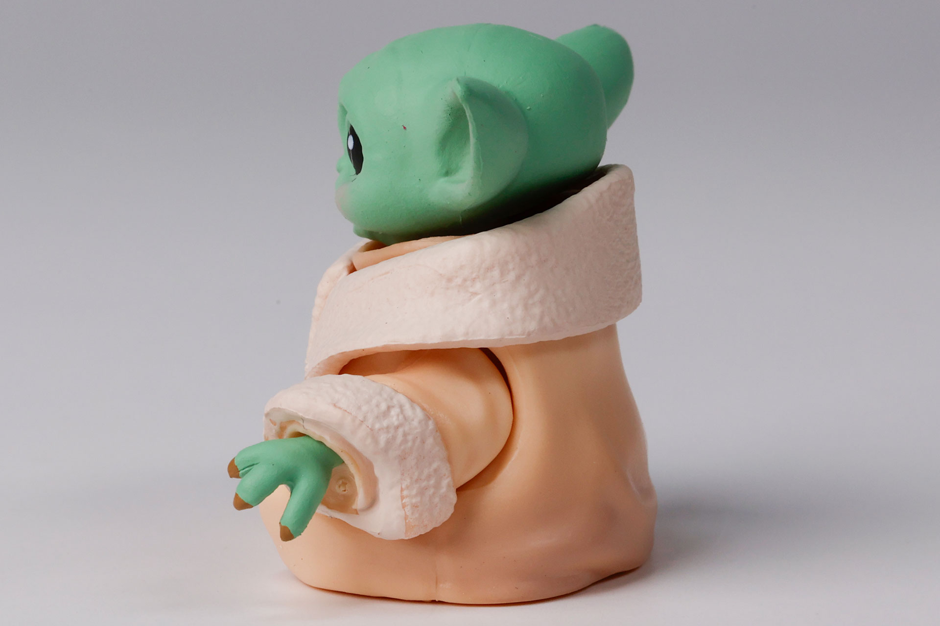 しゃがんでいるようなポーズだ