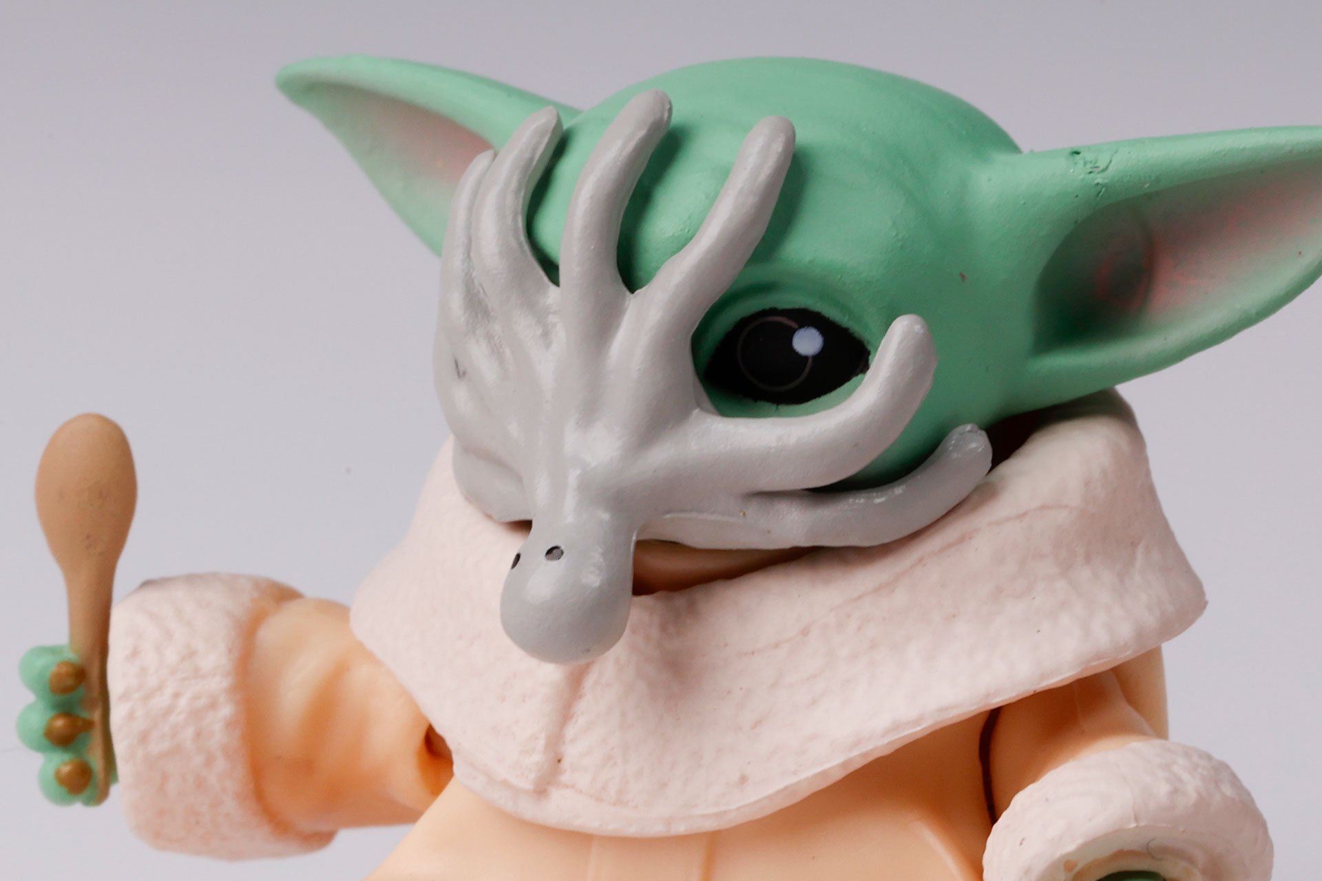 タコのような生き物は口に取り付ける形になっている