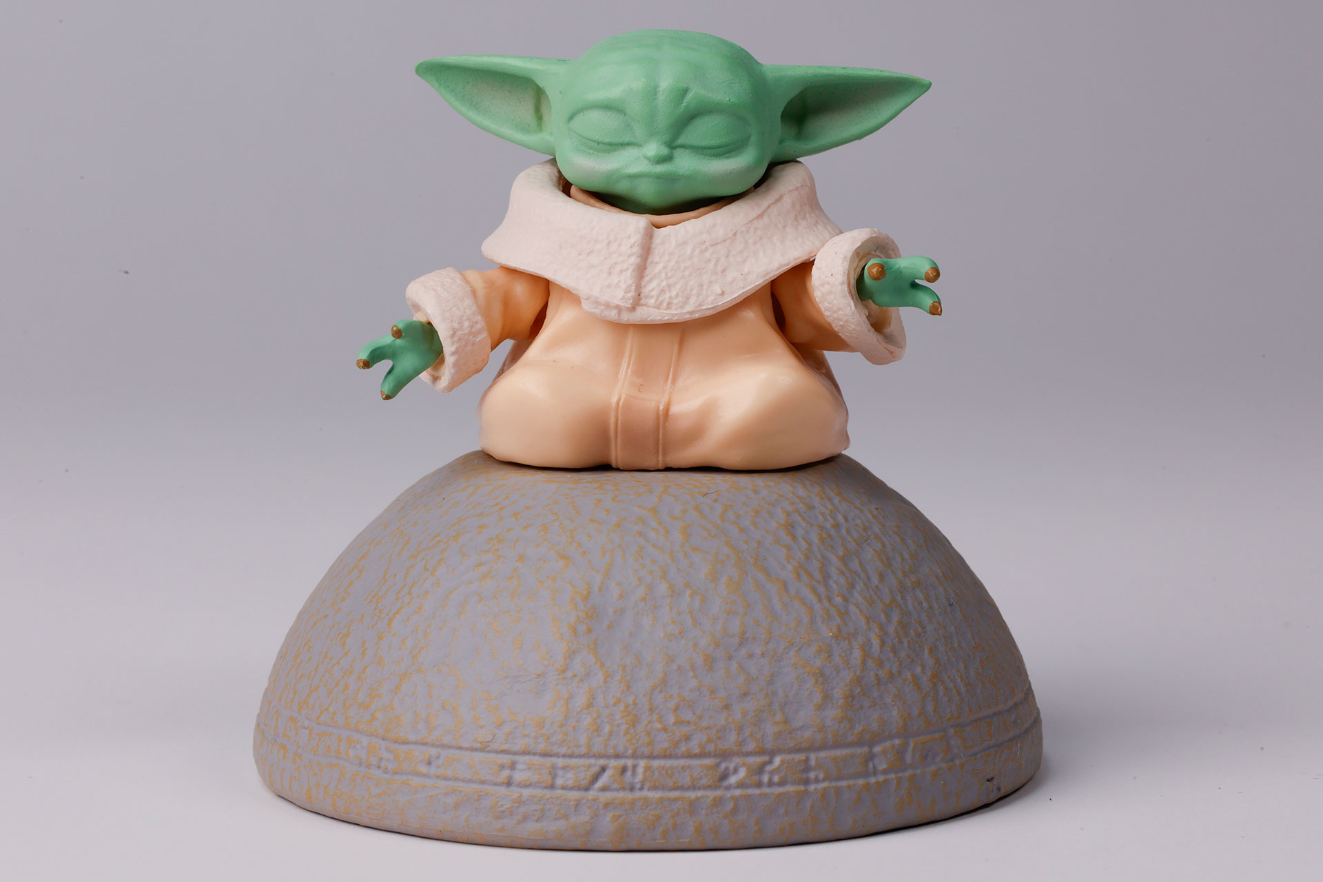 他のフィギュアと組み合わせて座禅を組んでいるシーンが再現できる