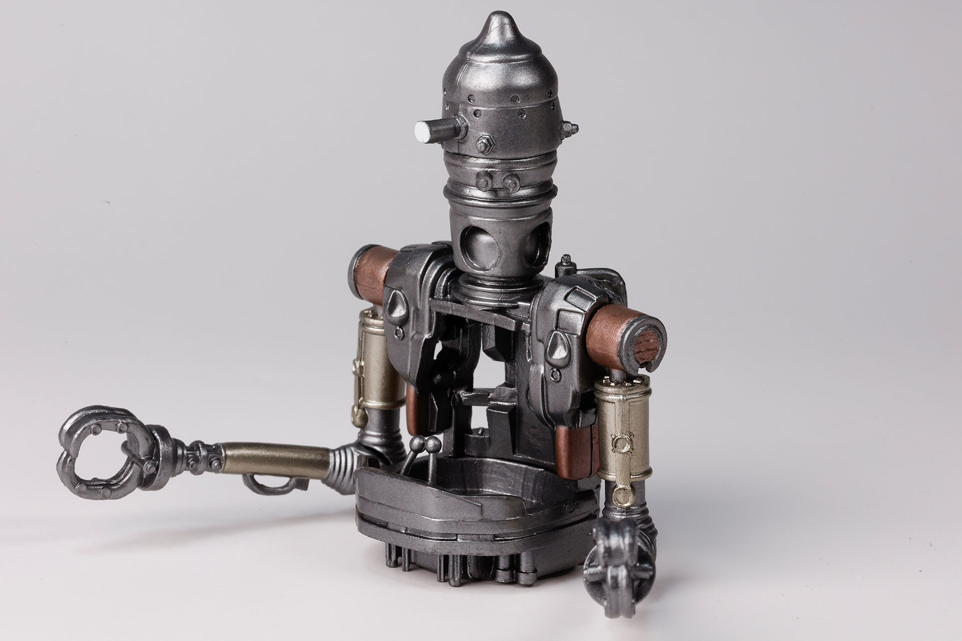 頭部や工業ロボットのような腕などもよく出来ている