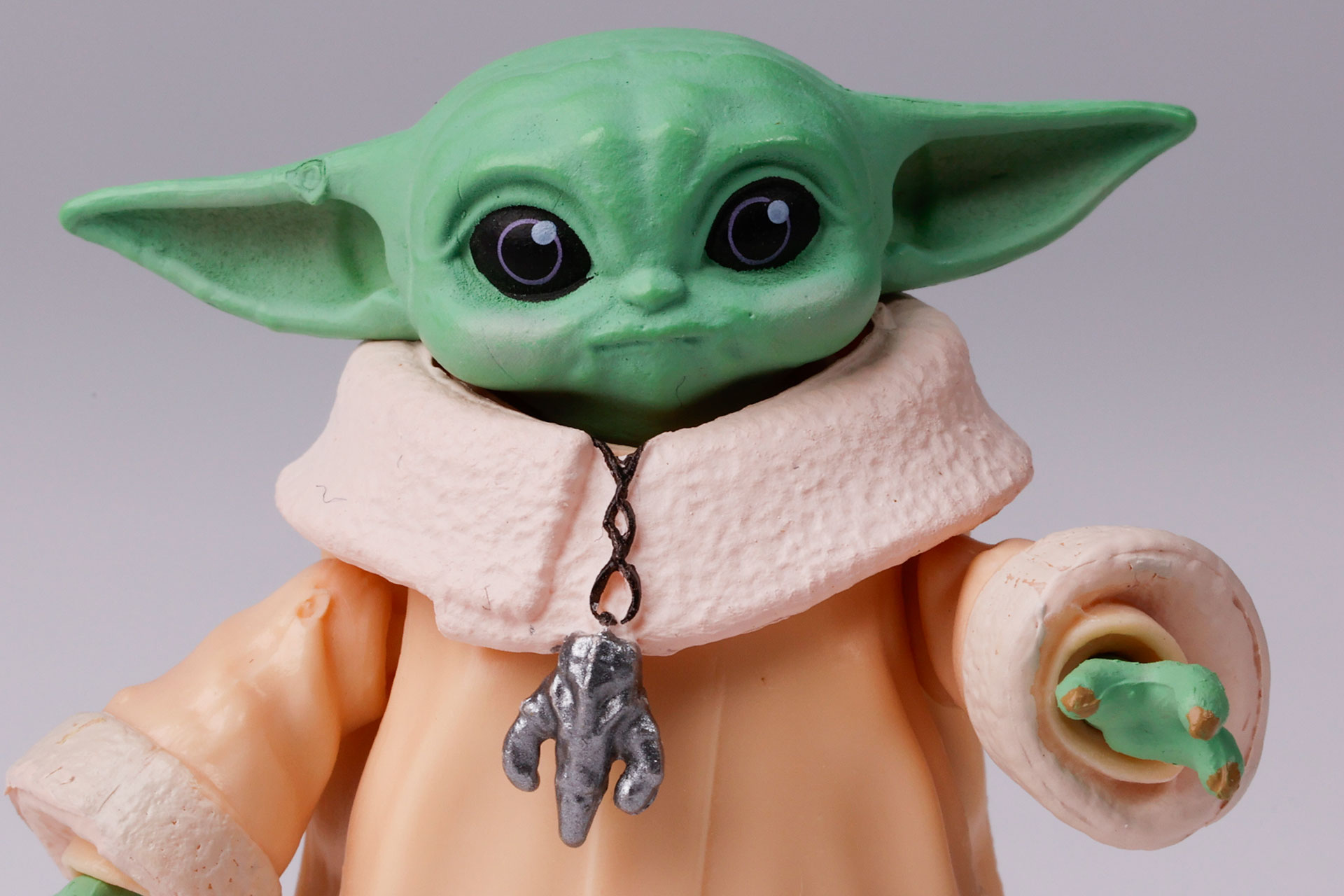 ネックレスの金属風の色合いもよく出ている