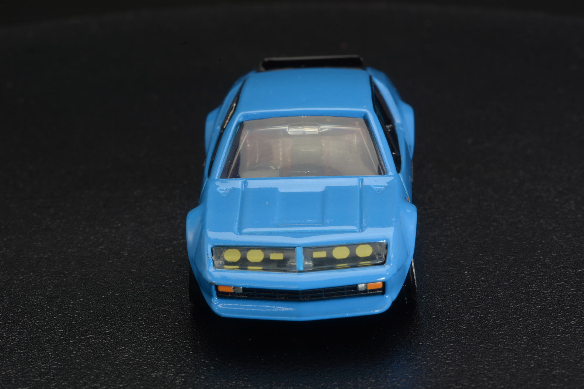 前面。6つのライトが特徴的だ