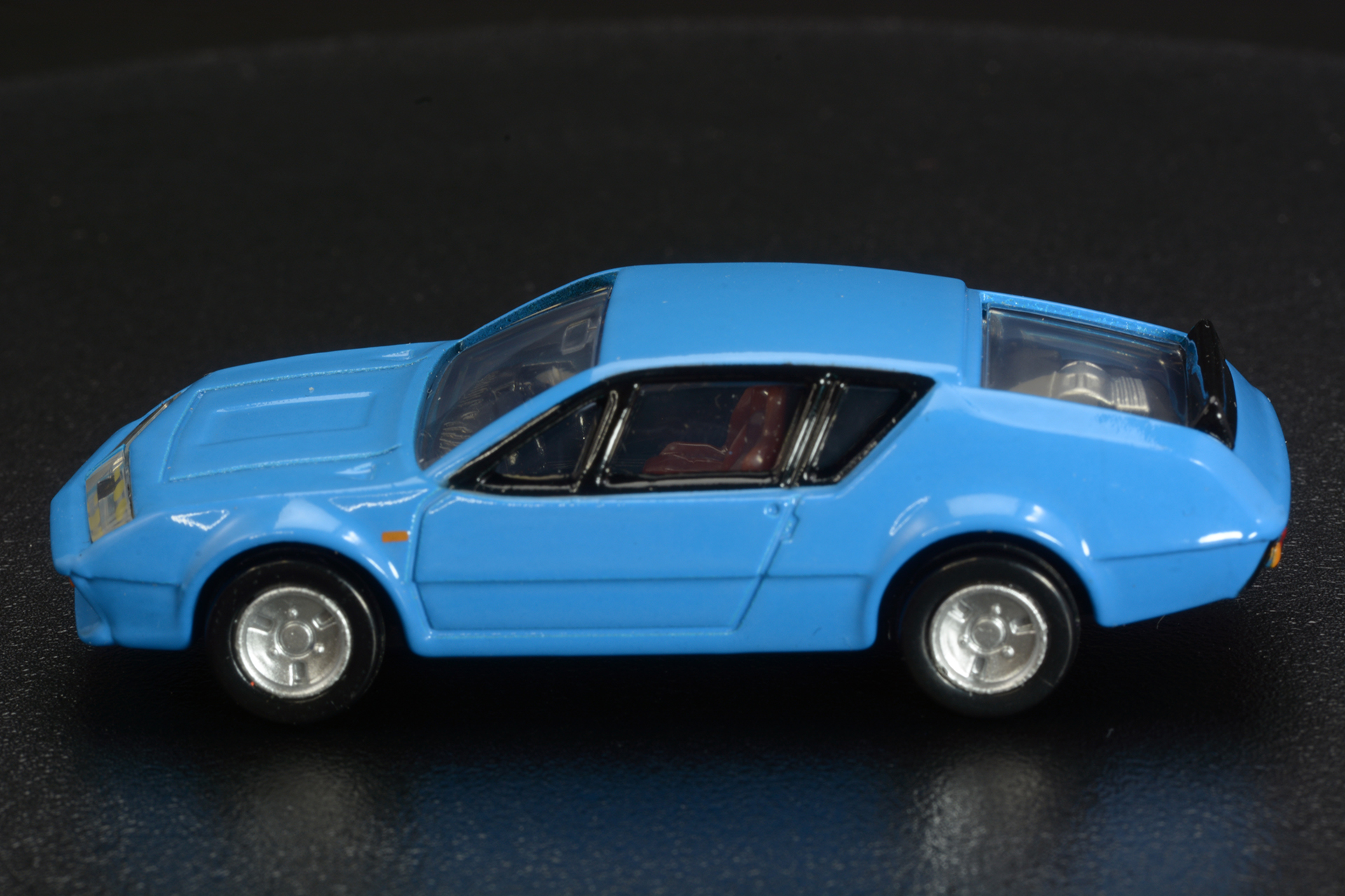 側面、車内もしっかり再現されているのがわかる