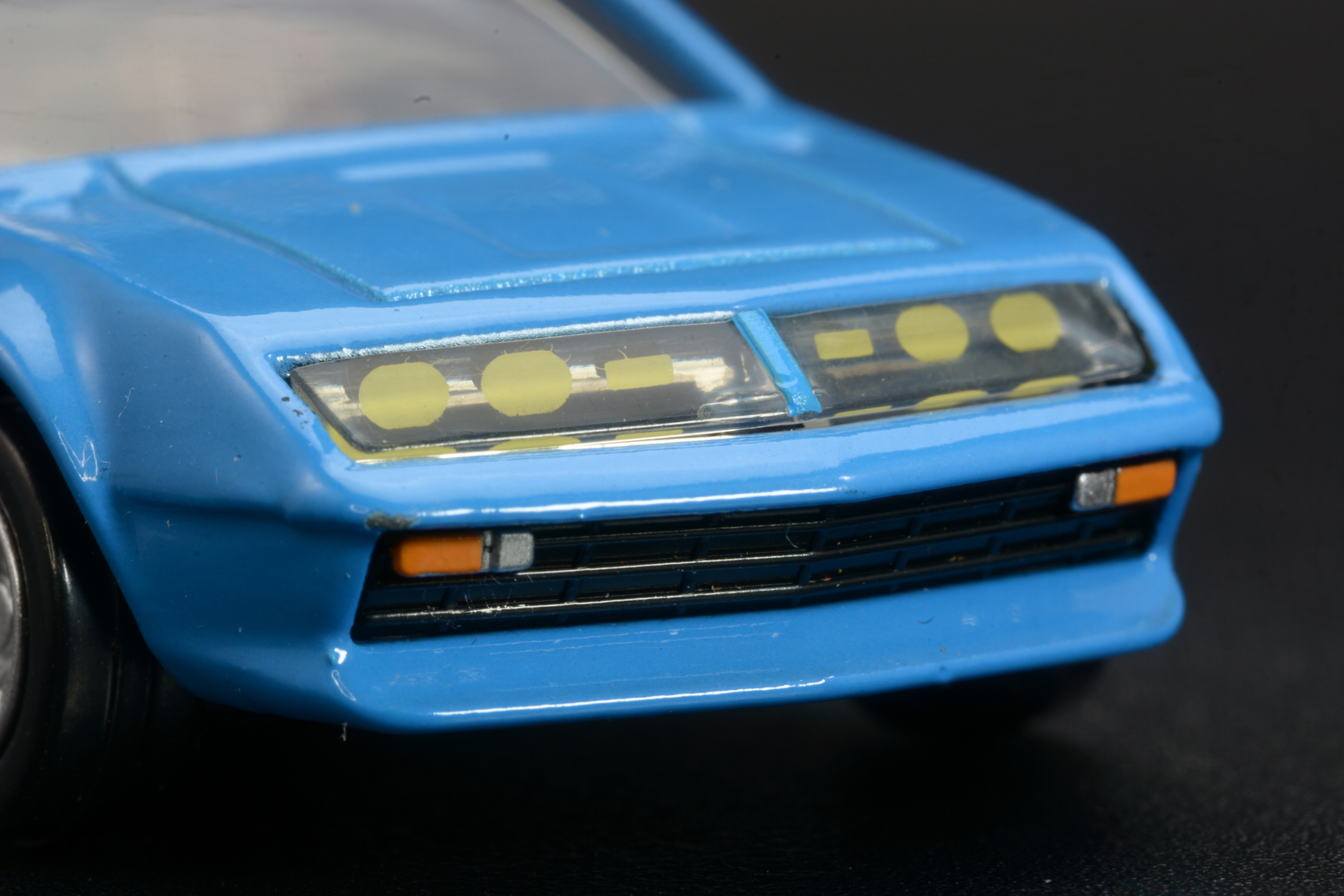 シルエットとしては1970年代のレトロな雰囲気がある