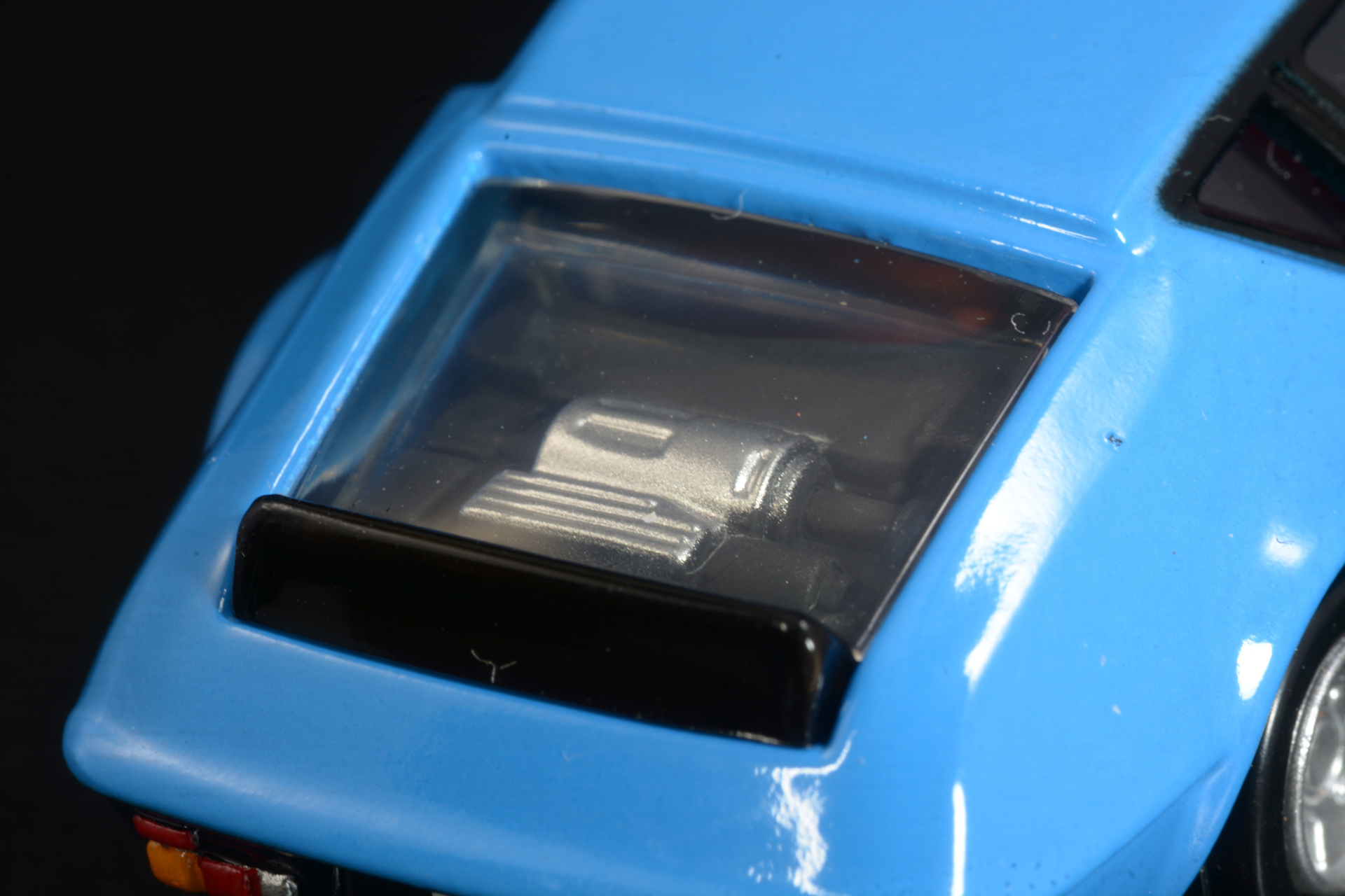 実車と異なりリアウィンドウがある。銀色に見えるのが電気エンジンだ