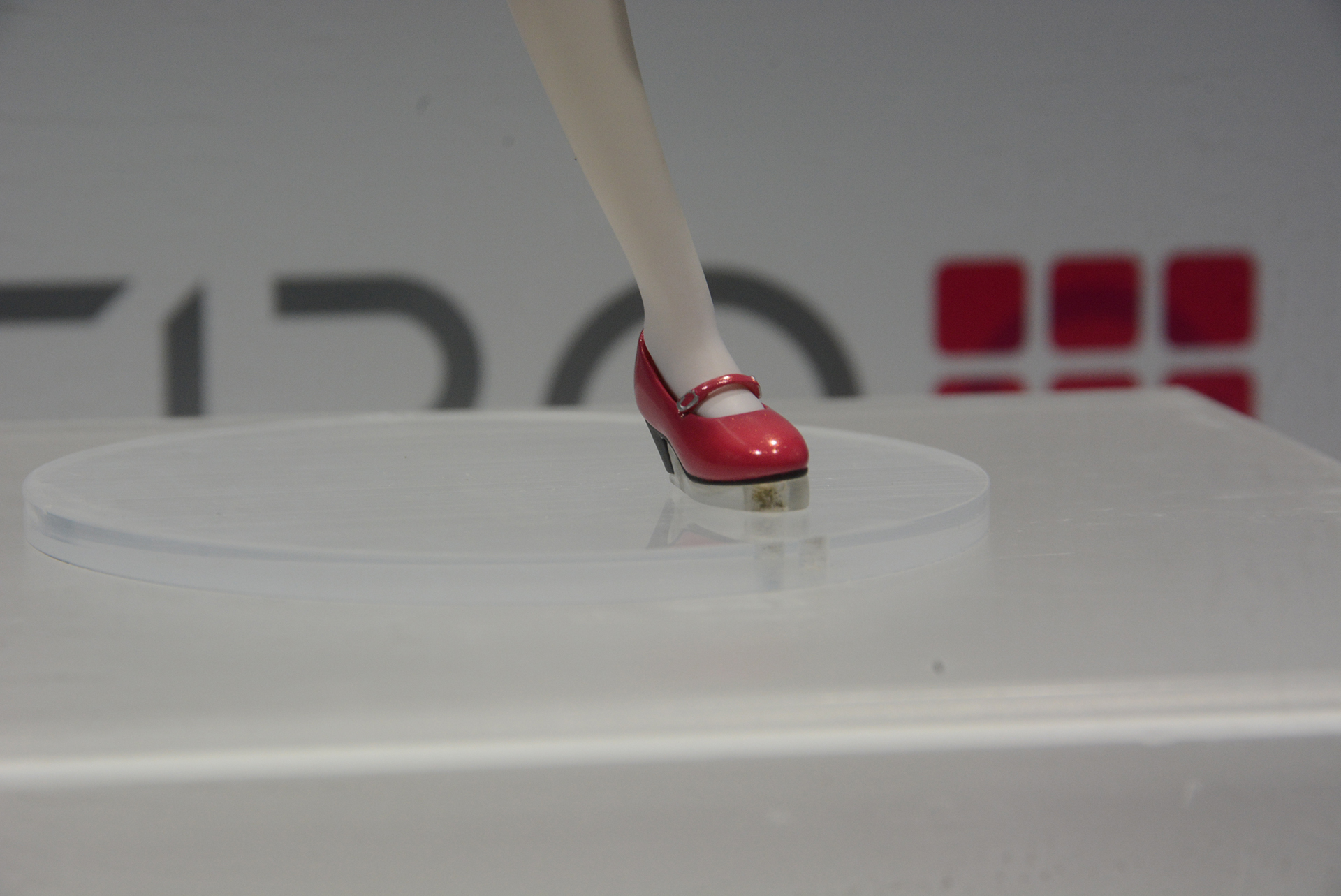 ピカピカに磨き上げられたエナメルの靴。塗装表現にも注目