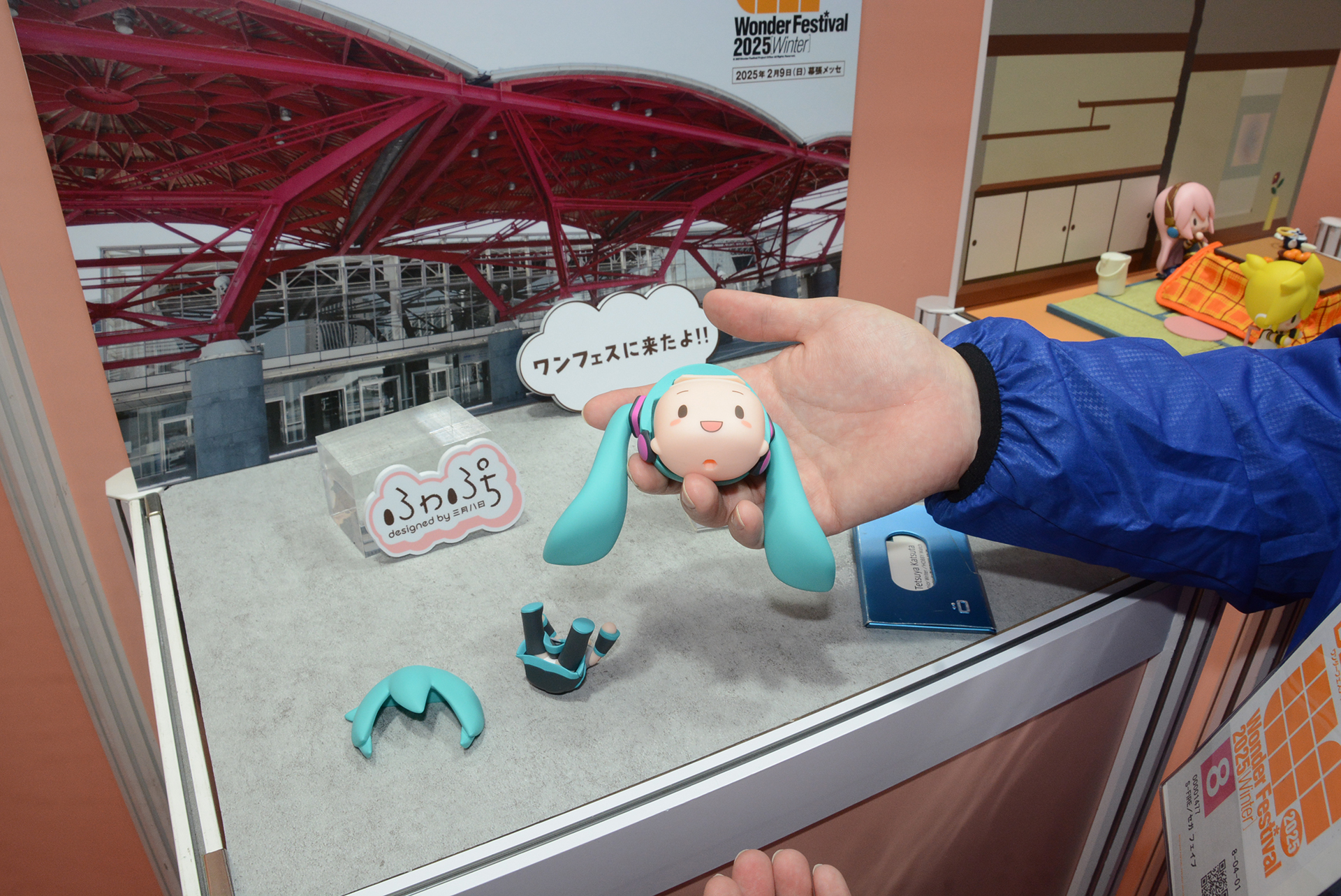 顔パーツを変えて表情を変化させることができる