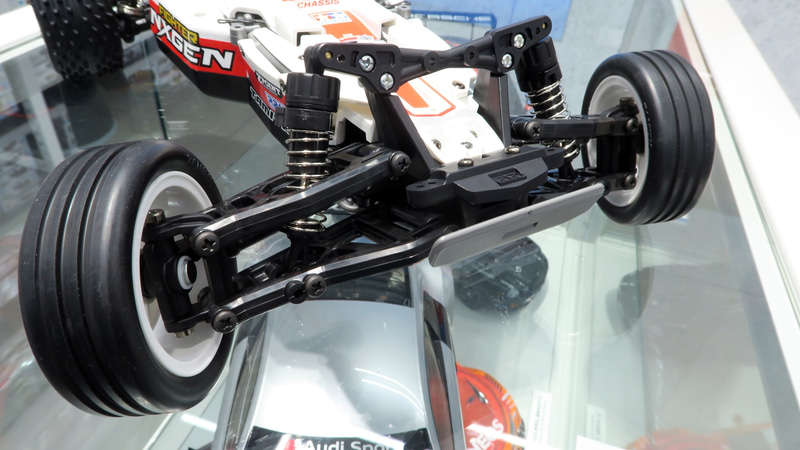 CVAオイルダンパーを装備したロングアームのダブルウィッシュボーン4輪独立仕様