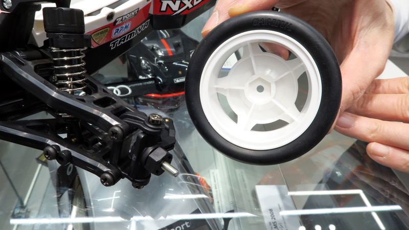 フロントタイヤが六角ハブ化されているので様々なタイヤ＆ホイールを使用できるようになっている