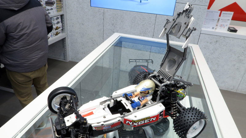 ロックを解除することで、ルーフを跳ね上げることができる