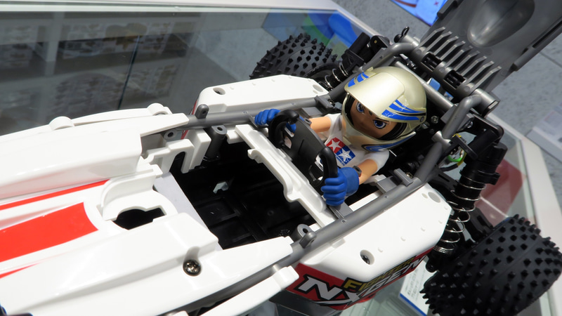 ドライバー人形は前にスライドさせて取り外すことができる