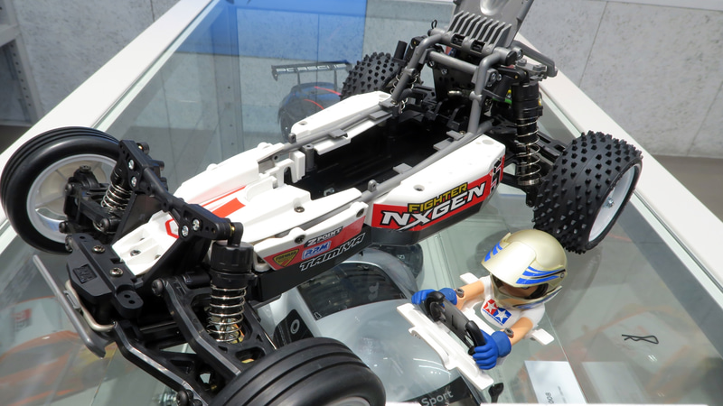 ドライバー人形は前にスライドさせて取り外すことができる