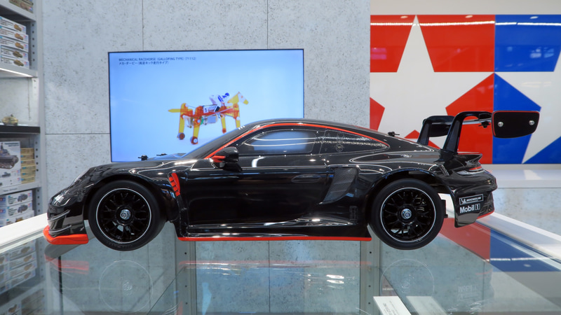 流麗なボディラインに大型リアウイングが特徴のマシン