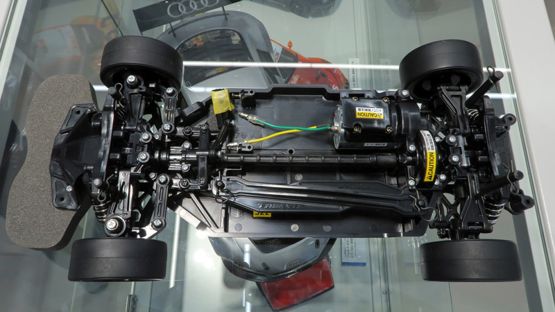 「TT-02」シャーシ※写真はRC装置未搭載の状態