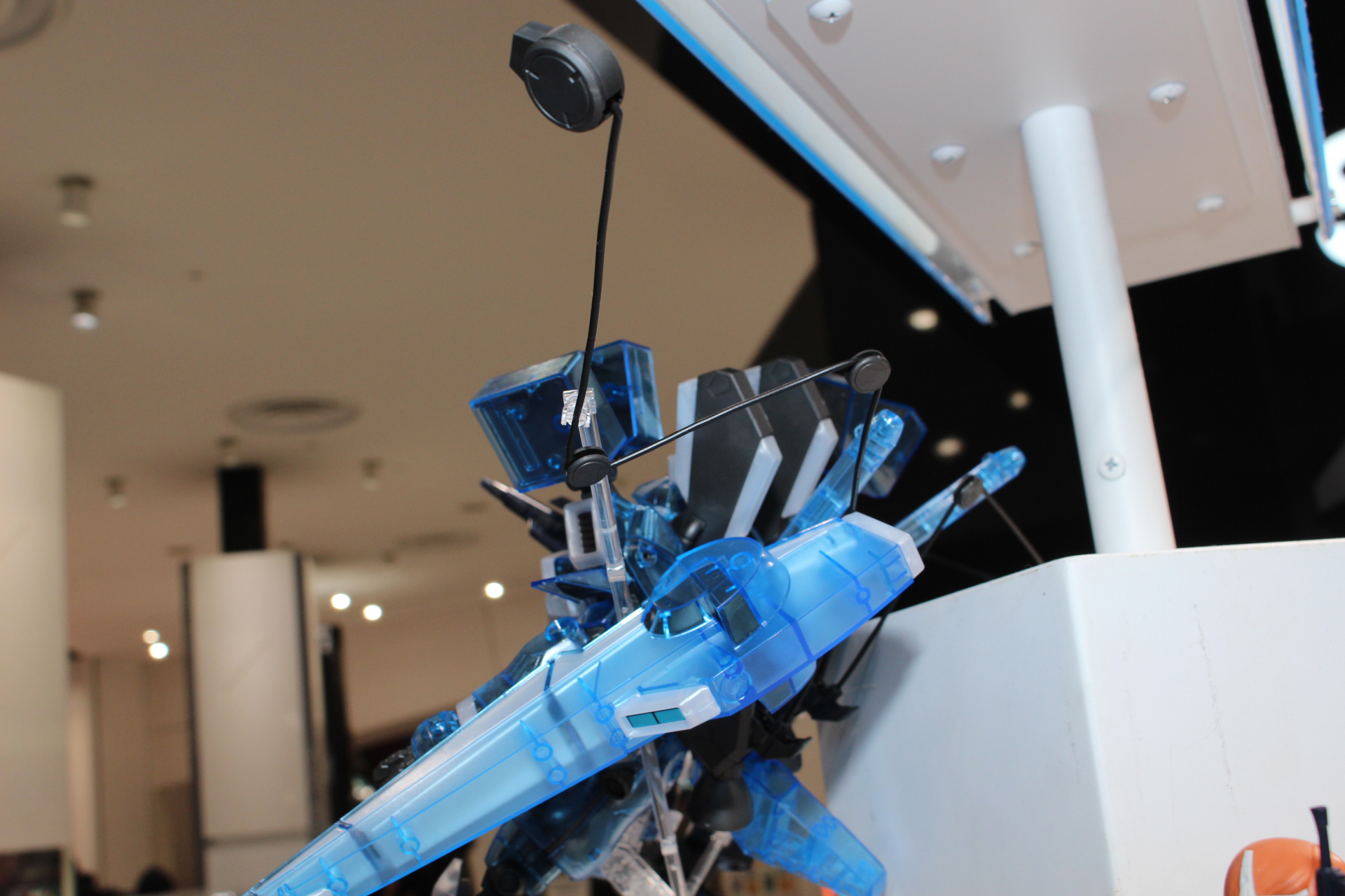 インコムは使用時の状態をリード線とスタンドで再現できる