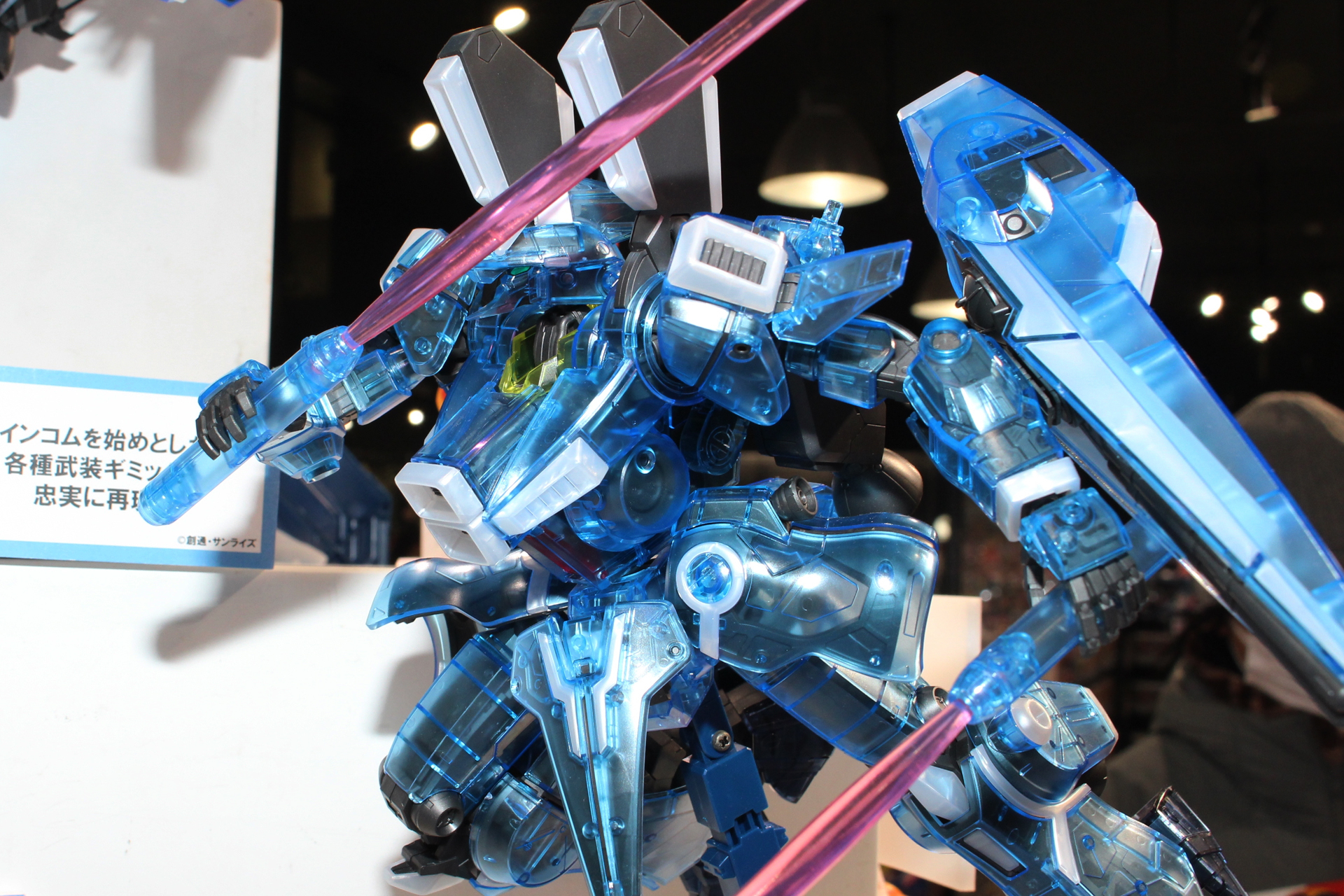 クリアブルーが爽やかな印象を与える