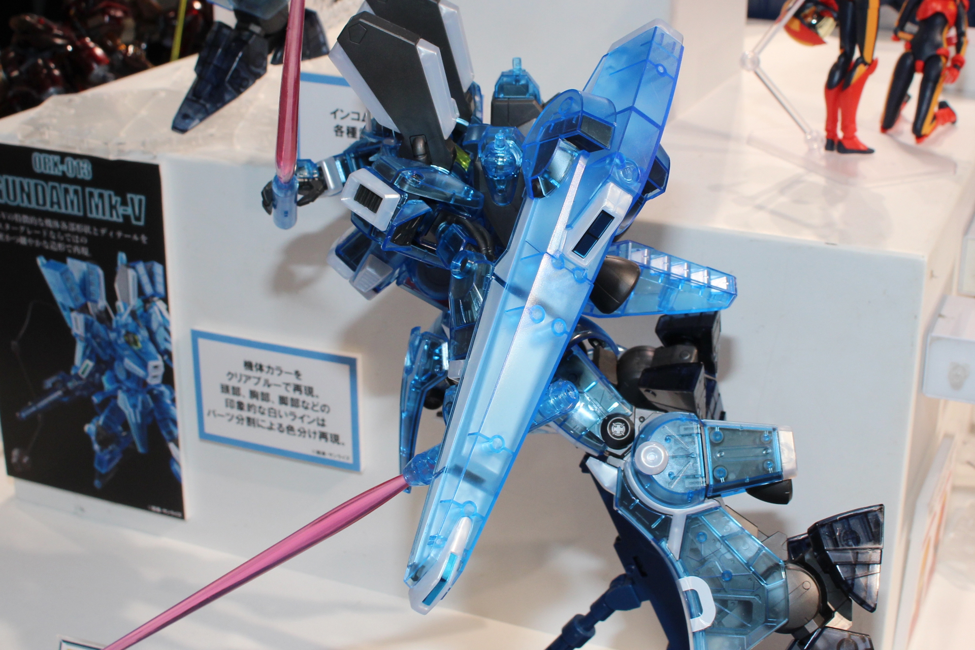 シールドはバックパックに懸架可能