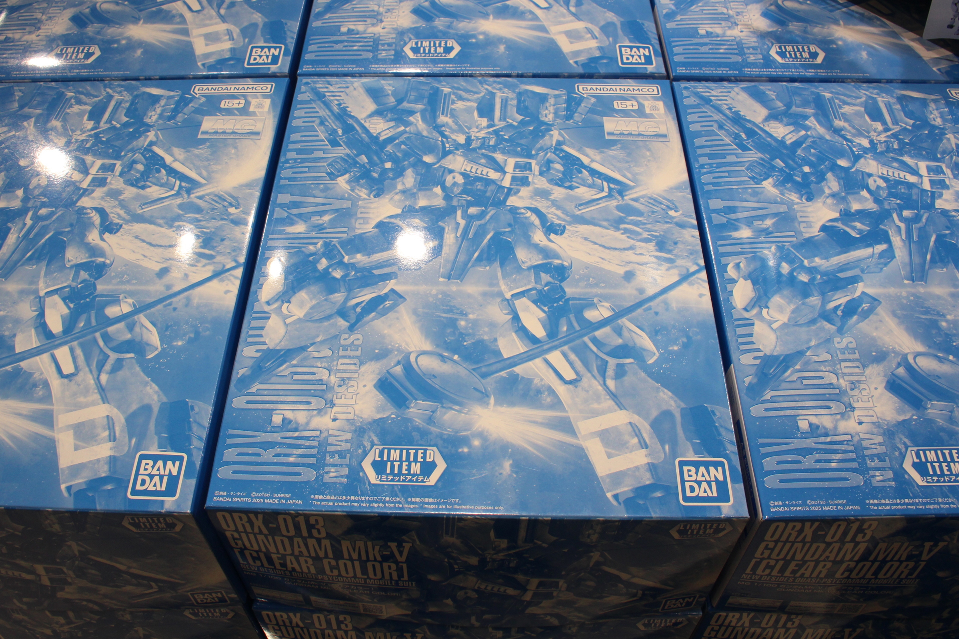パッケージは描き下ろしイラストの限カラー定仕様。ガンダムベース東京での取材当日はまだ販売していたが、現在は在庫切れとなっている