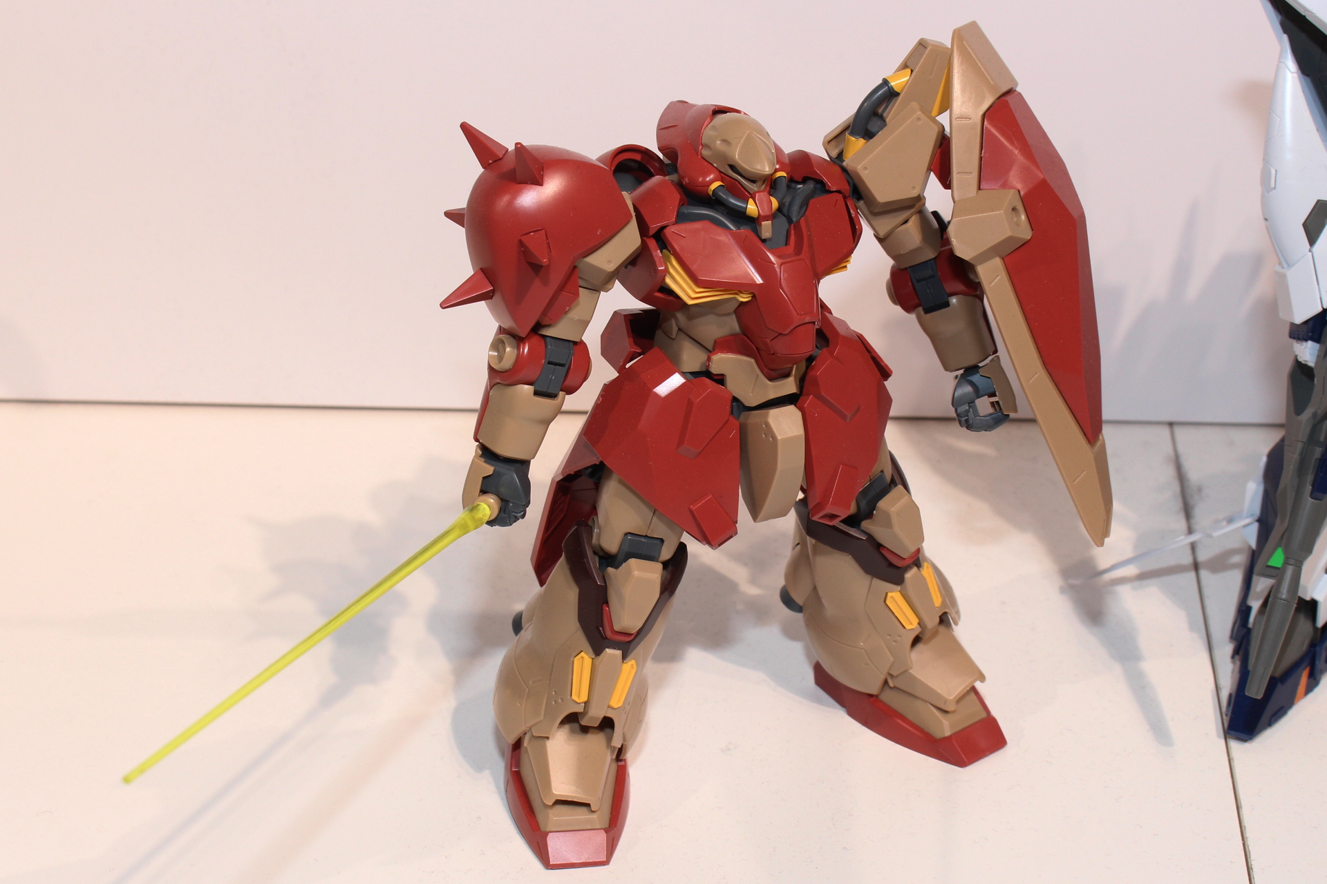 こちらは2020年発売の「HG 1/144 メッサーF01型」。色味の違いがわかるだろう