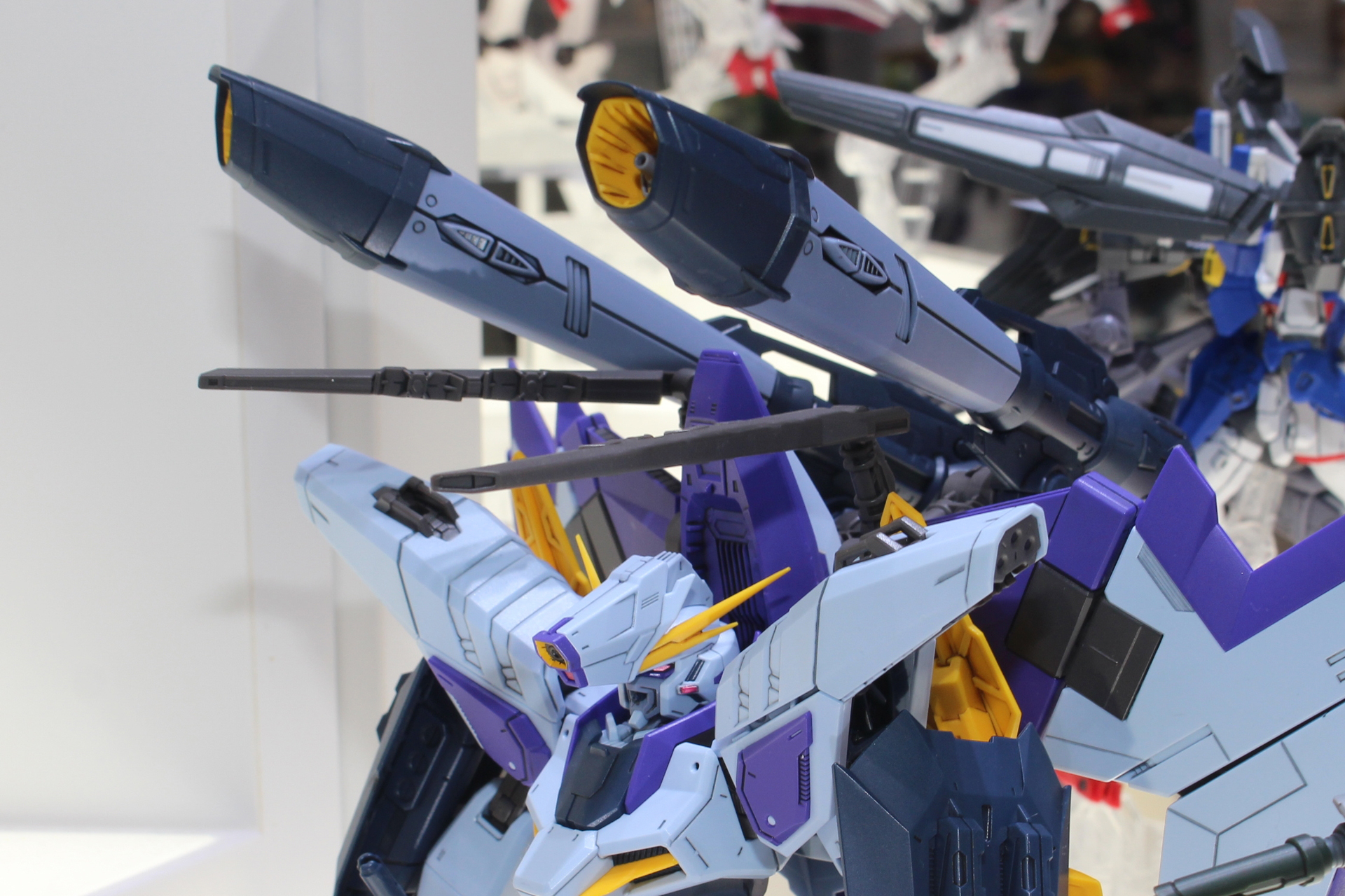 カラミティガンダムの大型ビーム砲シュラーク。その下にはエクツァーンが見える