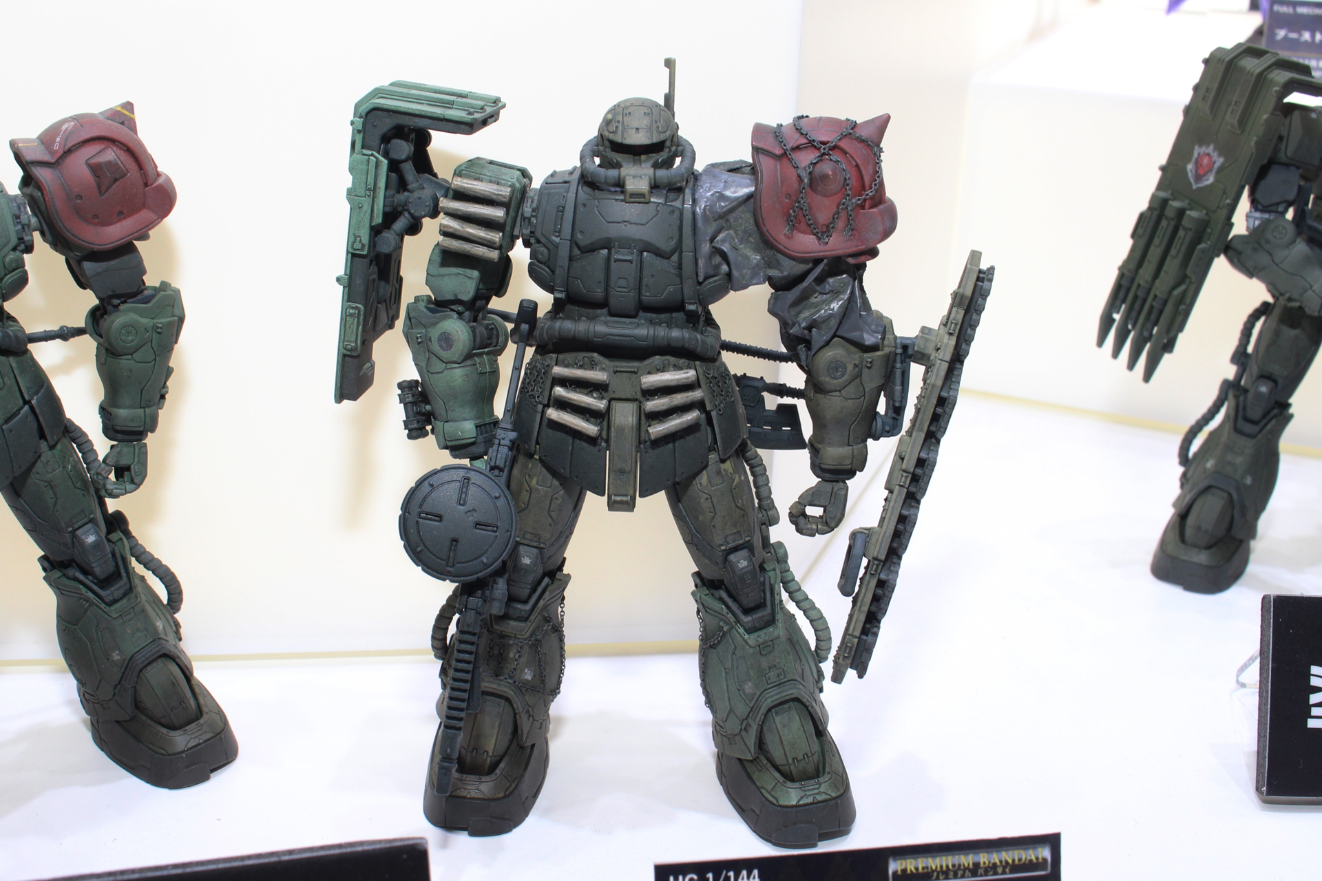 無識別型ザクII ルショーン機。丸太や履帯を使った追加装甲が特徴