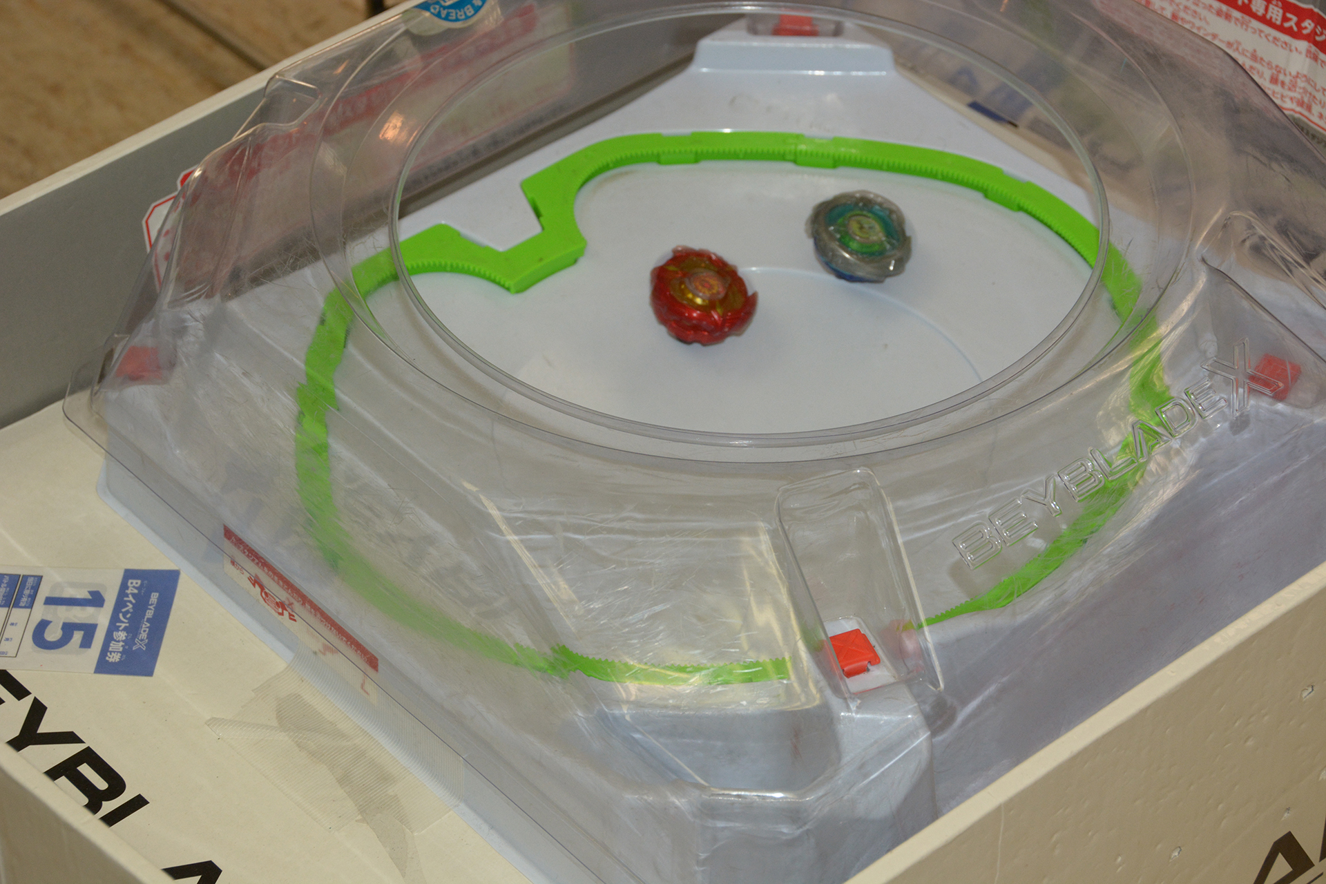 縦横無尽に走るベイ、中央で待ち構えるベイなど、特性とシュートの仕方でその動きは大きく変わる